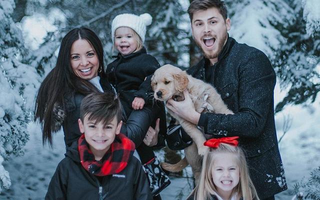Anna und Cory Asbury mit ihren Kindern