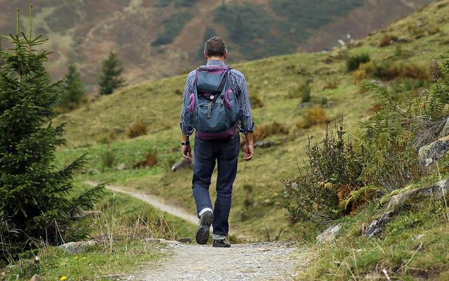 Ein Mann auf einem Wanderweg