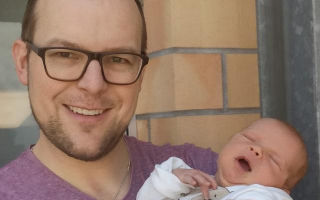 Florian Wüthrich und sein frisch geborener Sohn, Nelio Levi