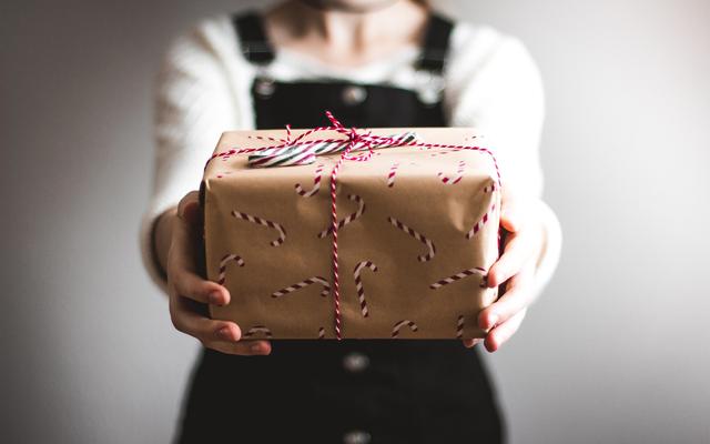 Eine Frau hält ein Geschenk