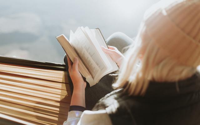 Eine Frau liest die Bibel