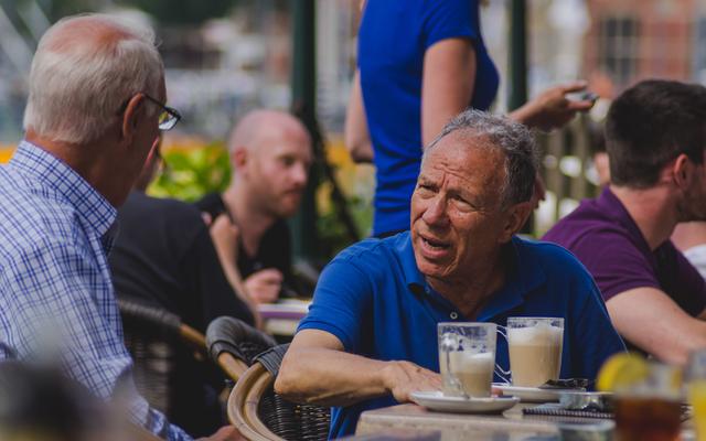 Zwei ältere Herren beim Kaffee trinken