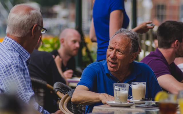 Zwei ältere Herren beim Kaffee trinken