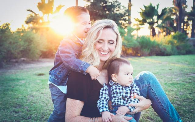 Mutter mit zwei Kindern
