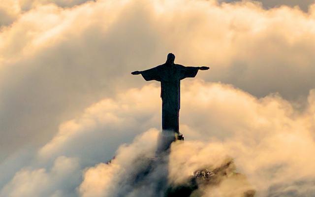 Jesus-Statue in den Wolken