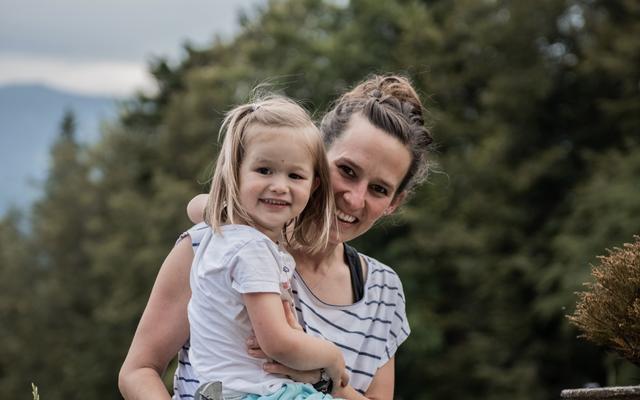 Nadine Maag mit ihrer Tochter