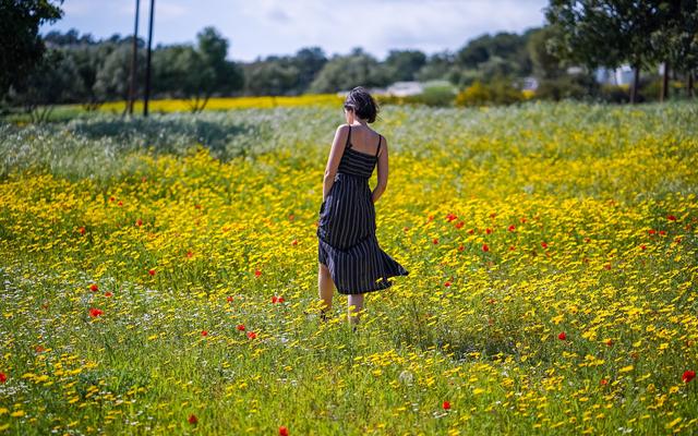Junge Frau im Blumenfeld