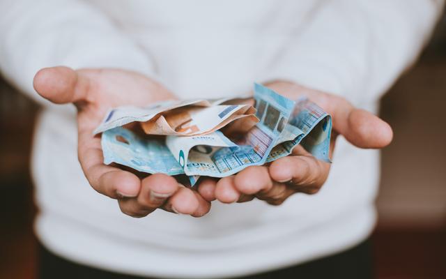 Person mit Geld in der Hand