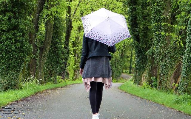 Junge Frau spaziert