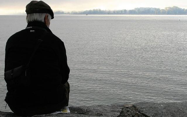 Einsamer Mann am Meer