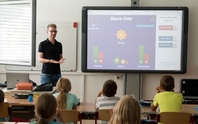 Lehrer steht vor einer Klasse