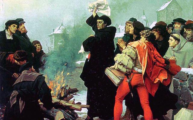 Martin Luther verbrennt 1520 in Wittenberg die Bannandrohungsbulle
