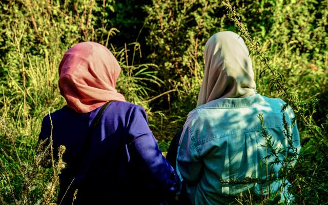 Zwei Frauen mit Kopftuch