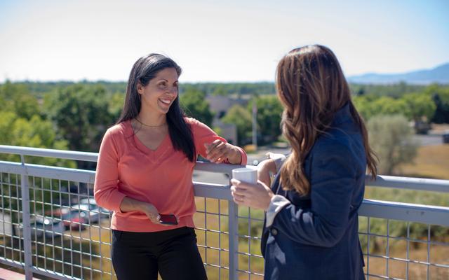 Zwei Frauen im Gespräch