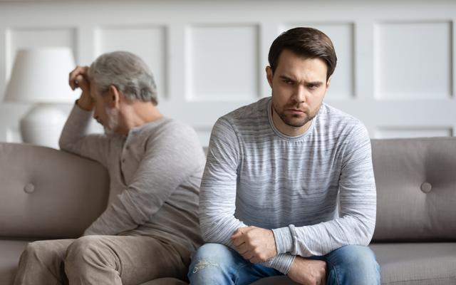 Vater und Sohn nach einem Streit