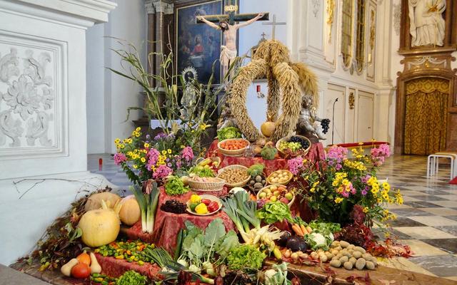 Erntedanktisch in einer Kirche