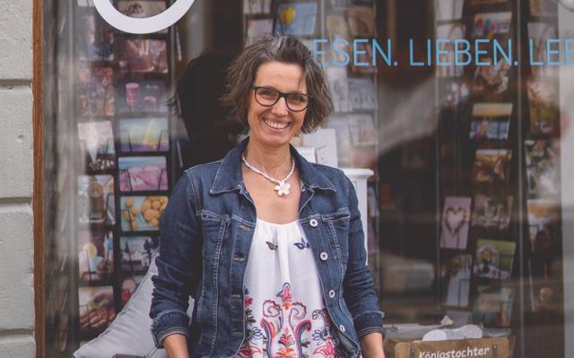 Angelina Heusser vor dem Fontis-Shop