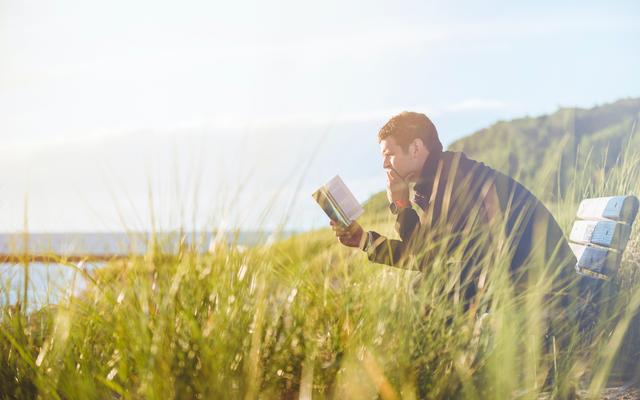 Mann liest in der Bibel