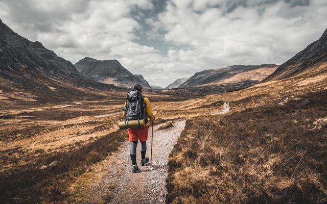 Mann beim Wandern