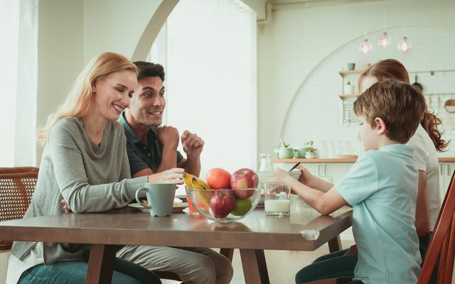 Familie isst zusammen.