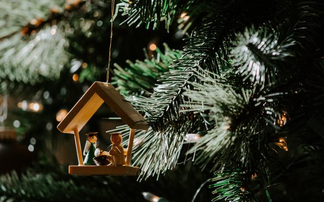 Weihnachtsgeschichte-Anhänger am Tannenbaum