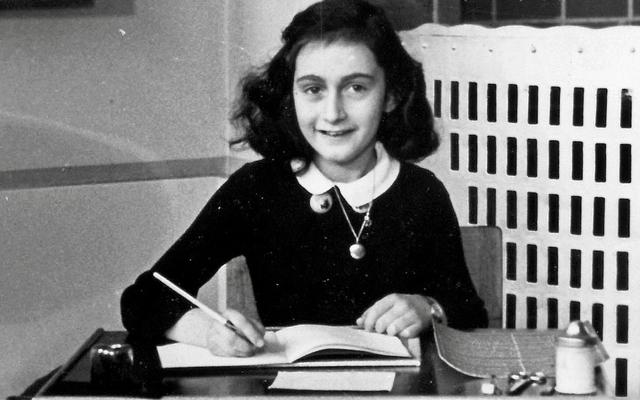 Anne Frank beim Schreiben