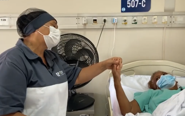 Márcia Moraes singt für eine Patientin