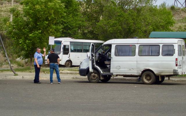 Mann unterhält sich mit einem Busfahrer