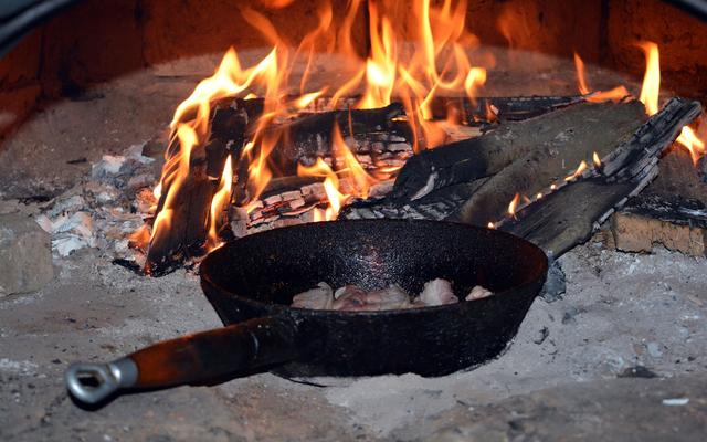 Pfanne im Feuer