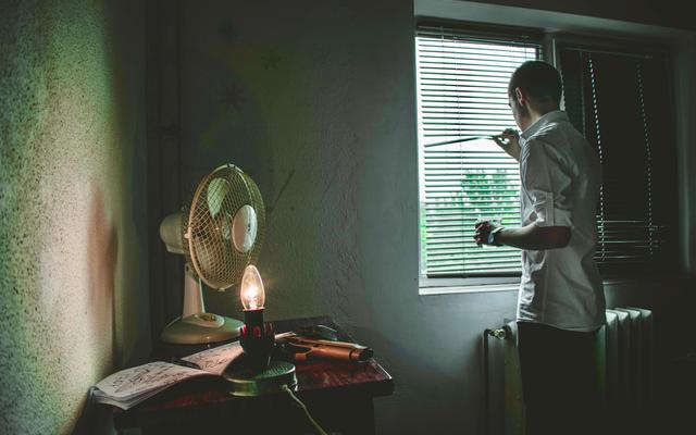 Mann schaut aus dem Fenster