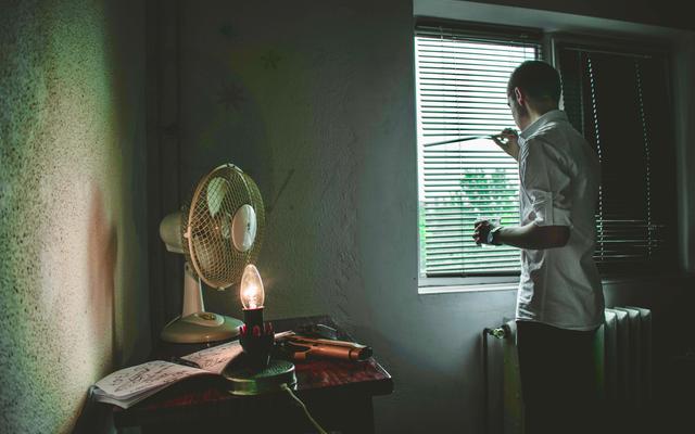 Mann schaut aus dem Fenster
