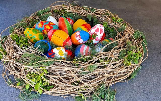Dornenkrone oder Osternest? Ein Kunstwerk zu Ostern vor dem Gemeindehaus Steffisburg