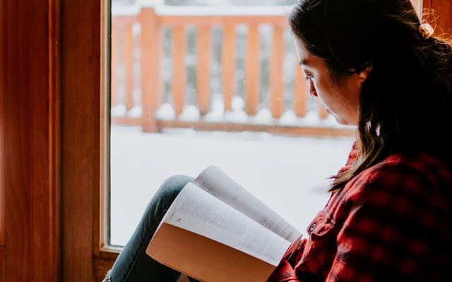 Frau liest in der Bibel