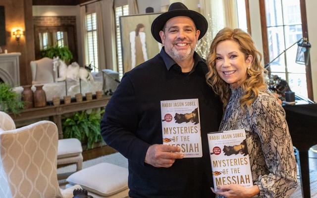 Rabbi Jason Sobel mit seinem Buch «Mysteries of the Messiah»