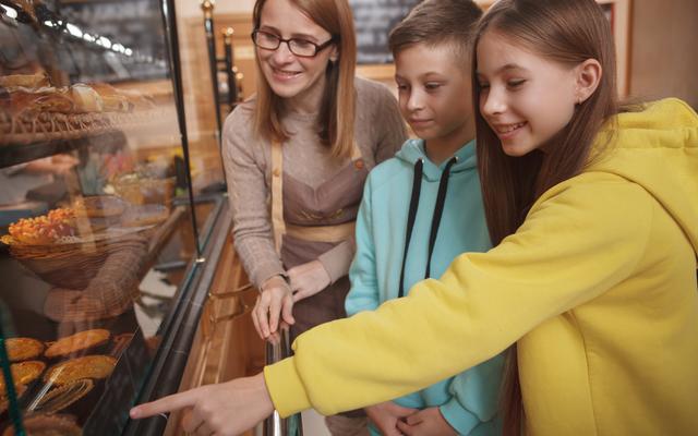 Kinder am Schaufenster