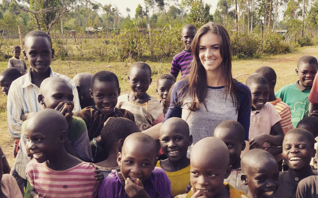 Britnie Turner mit Waisenkindern in Afrika