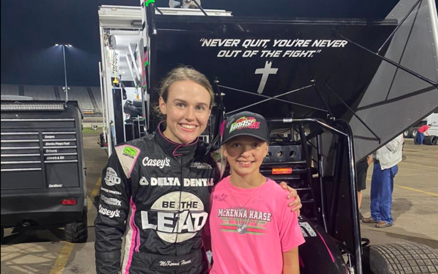 McKenna Haase mit einem jungen Fan (Bild: Facebook)