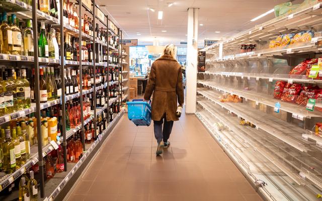 Leere Regale im Supermarkt