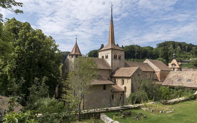Abtei Romainmôtier im Grünen