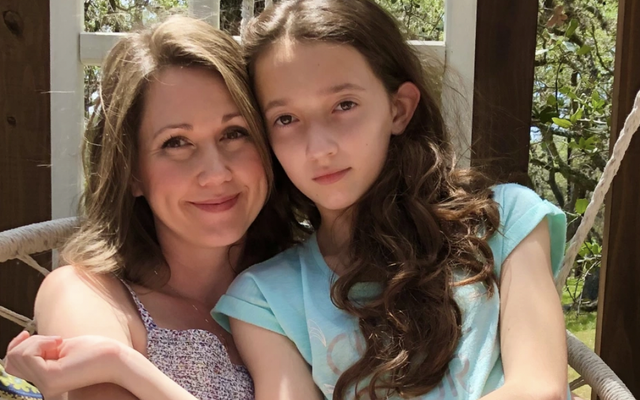 Sara Gruber mit ihrer Tochter (Bild: blessingsofchronicillness.com)