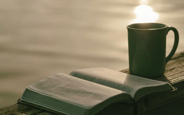 Bibel mit Tasse