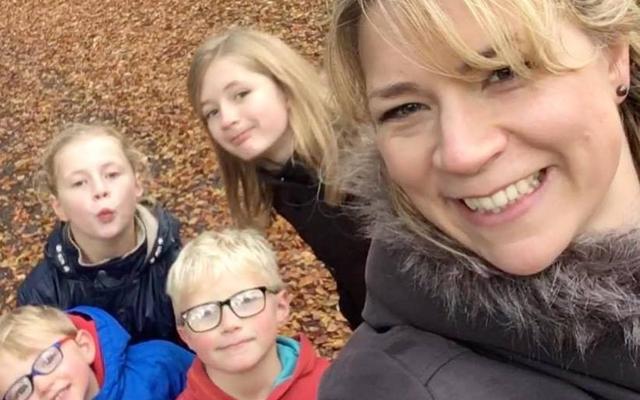 Jo Rowe mit ihren vier Kindern