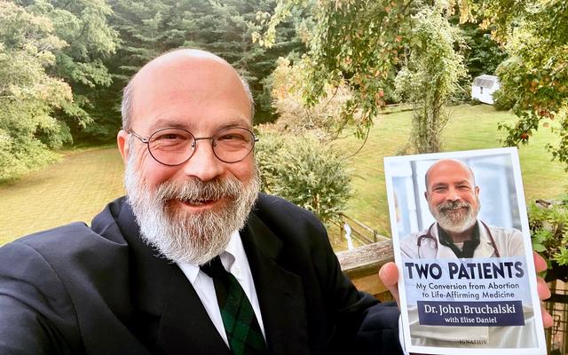 Dr. John Bruchalski mit seinem Buch