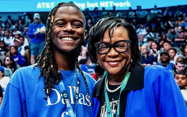 Cynt Marshall (rechts) mit einem Dallas-Spieler