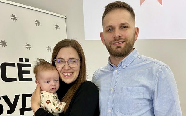 Anna und Zmicier Chviedaruk mit Baby