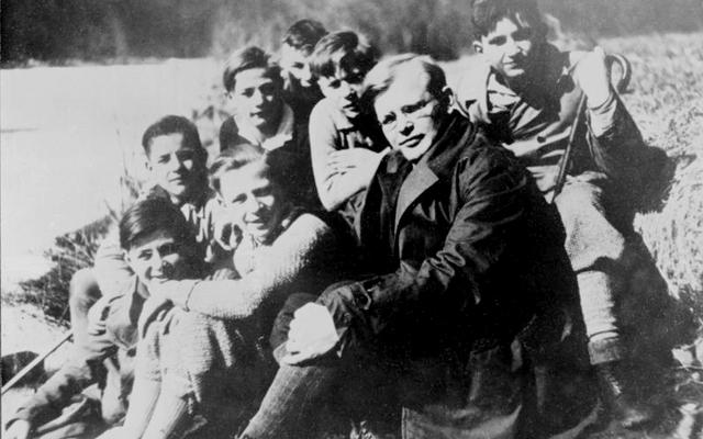Dietrich Bonhoeffer mit Konfirmanden 1932 in Friedrichsbrunn