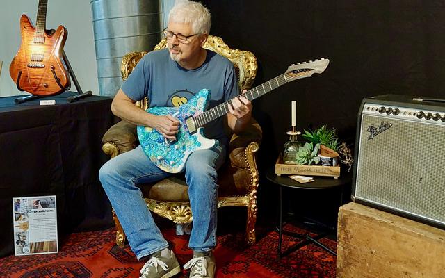 Roland Bühlmann mit der Bernasconi-Gitarre