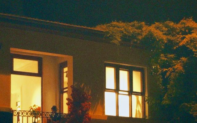 Leuchtendes Fenster in der Nacht