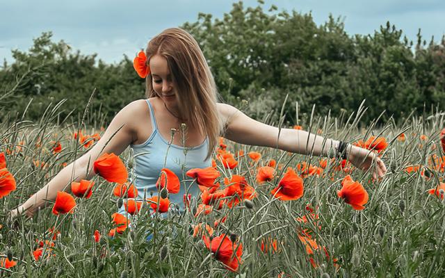 Eine Frau im Feld