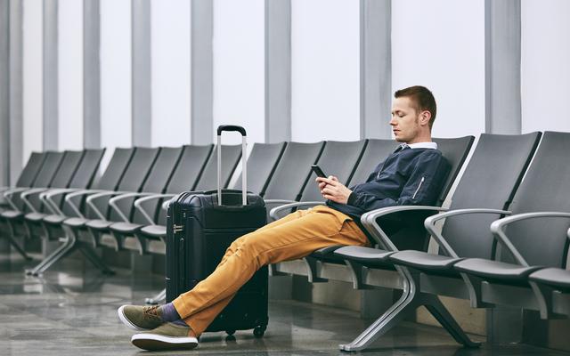 Mann wartet im Wartesaal